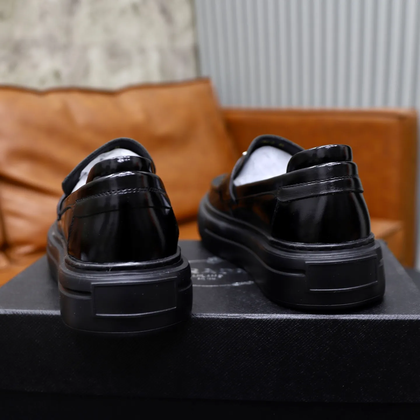 Ex-factory price: 500💰🙅‍♂️🙅‍♂️🙅‍♂️ Brand: PRADA Standard code: Men's code 38-44 (45 can be customized) Grade: Same style as the official website Original order quality Material: Original cowhide surface Comfortable lining Original outsole Style category: Men's fashionable casual leather shoes Distinguished big-name luxury elements Top luxury Color: Color of the actual picture